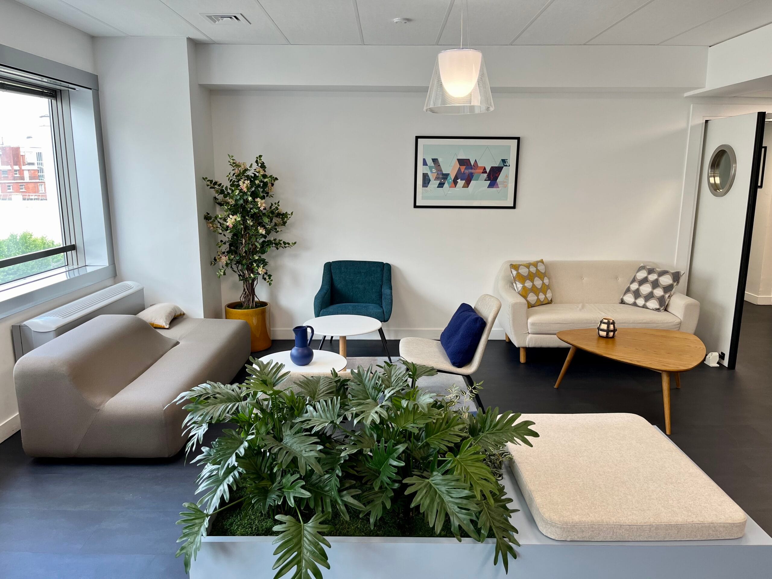 Student lounge area for relaxing and socializing with other French learners