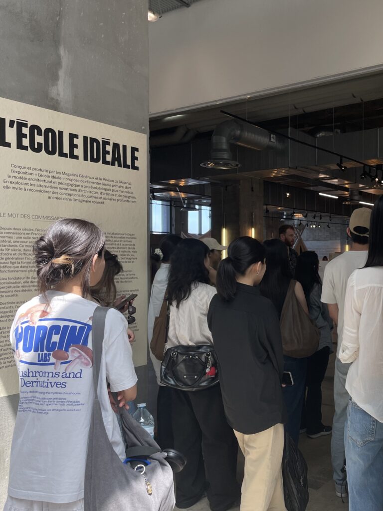 Students listening a guide during the “Ecole en mouvement” outing