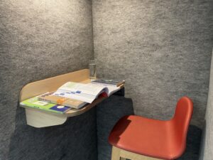 Complete individual study booth with French books and notebook at FTC Paris