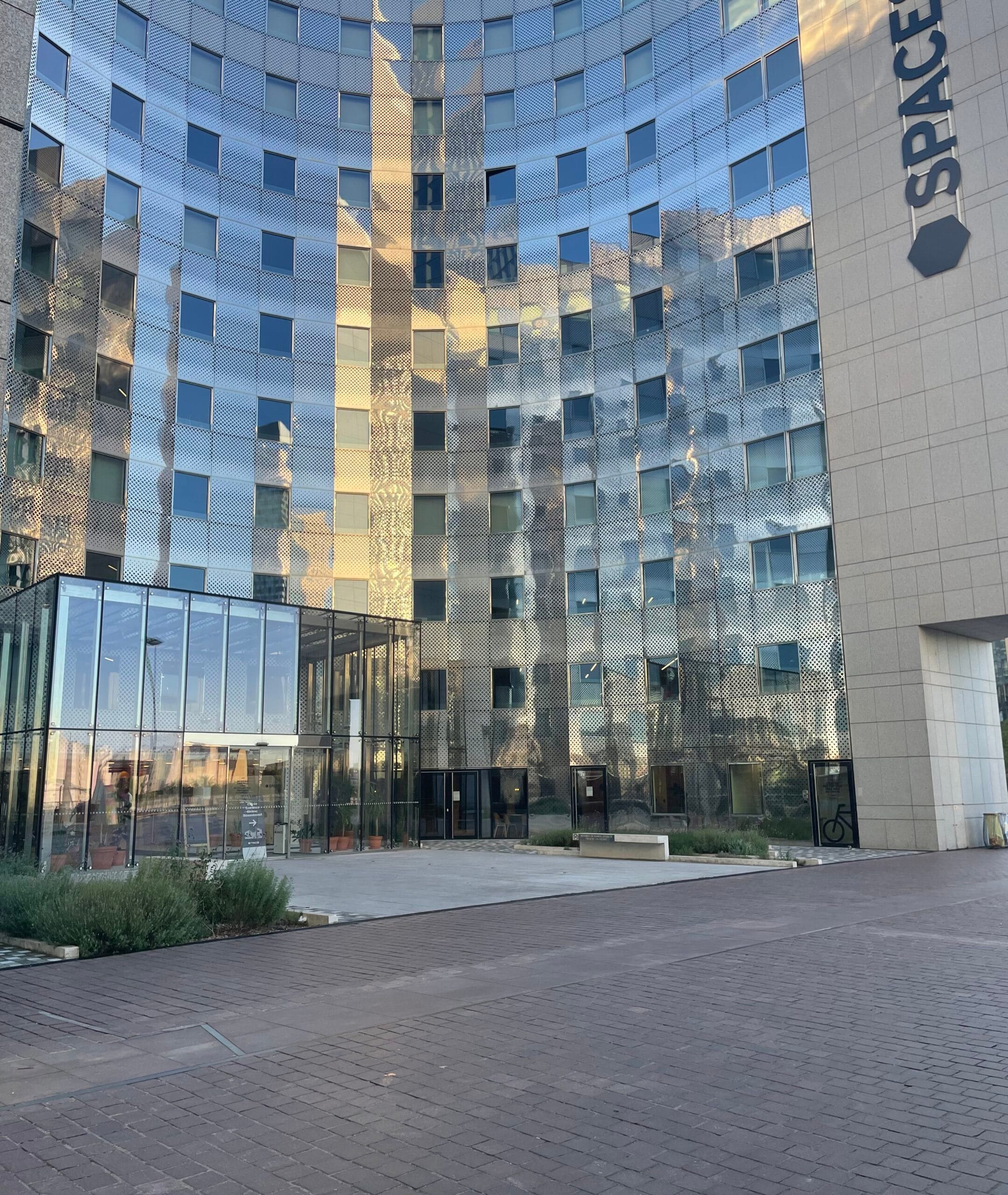 Main entrance of the French language training center accessible 24/7 for students